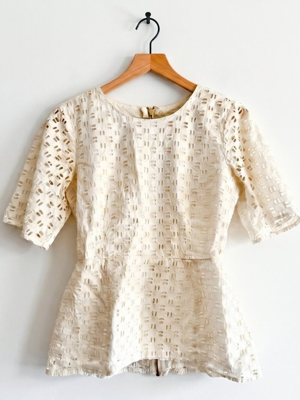 C. Wonder Chris Burch White Eyelet Peplum Blouse Gold Zipper Back Size 2